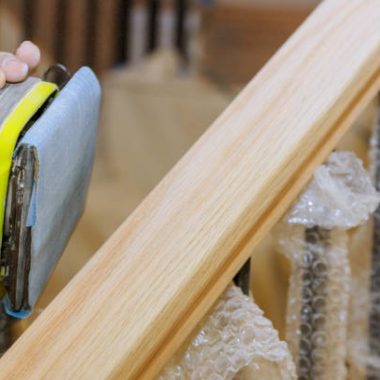Comment poncer une rampe d’escalier en bois sans rayer ?