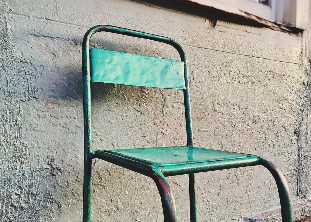 Adopter la Technique Larento pour patiner un meuble en bois recyclé